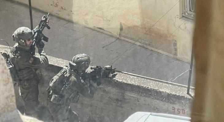 توثيق لحظات إعدام العدو الصهيوني لشابَّين فلسطينيين بعد محاصرتهما في جنين 