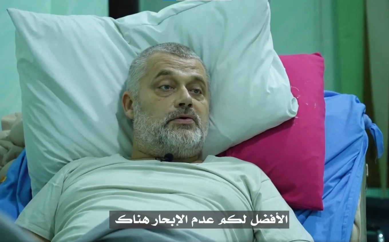 القوات اليمنية تعرض شهادات طاقم سفينة "ETERNITY C" بعد استهدافها القوات اليمنية تعرض شهادات طاقم سفينة "ETERNITY C" بعد استهدافها