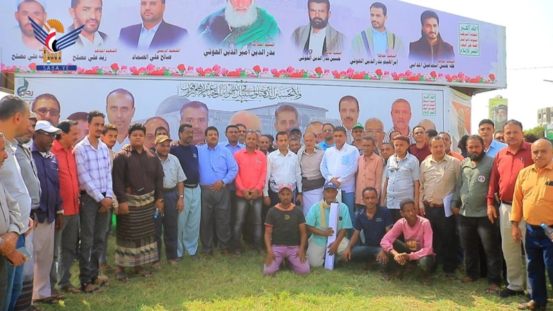 قيادة وكوادر شركة النفط بالحديدة تزور معرض وروضة الشهداء