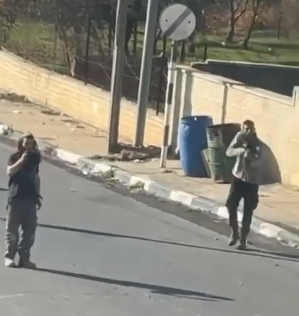 إصابة طفل فلسطيني برصاص مستوطنين في المغير وقوات العدو تعتدي على شاب جنوب نابلس