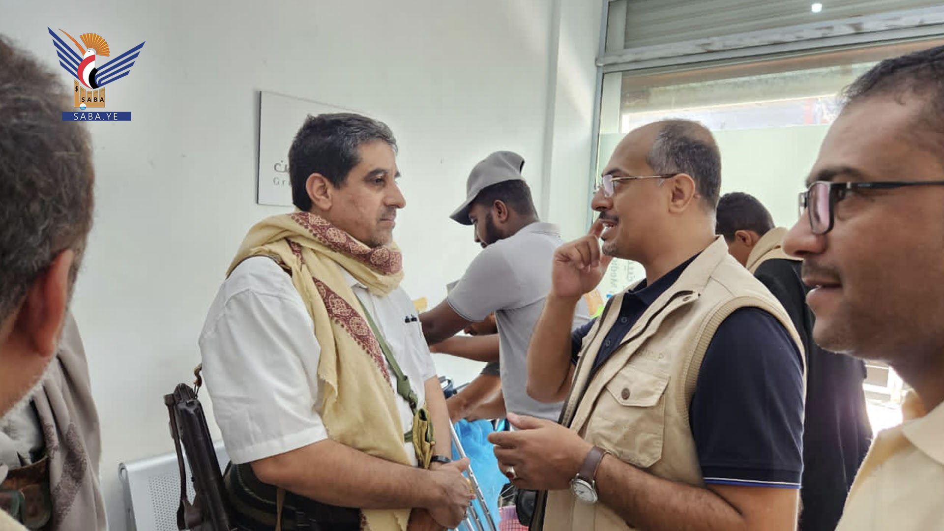 الوكيل البشري يطلّع على الخدمات الصحية بالمخيم الطبي المجاني في الزهرة بالحديدة