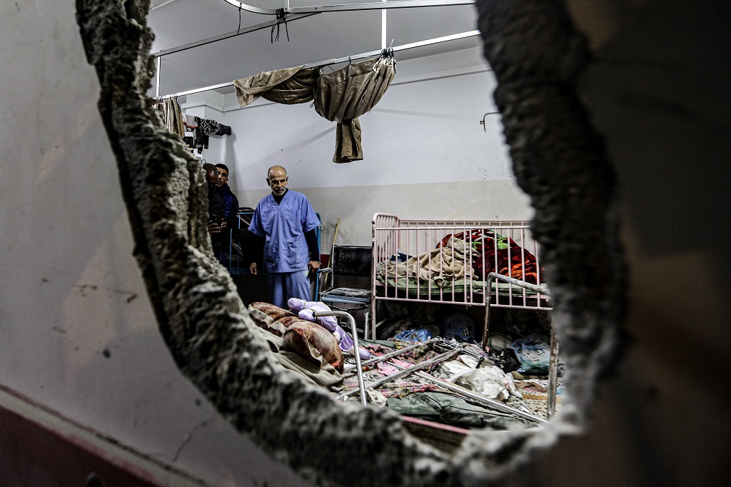 شهيدان فلسطينيان ومصابون في قصف العدو الإسرائيلي مجمع ناصر الطبي بخان يونس
