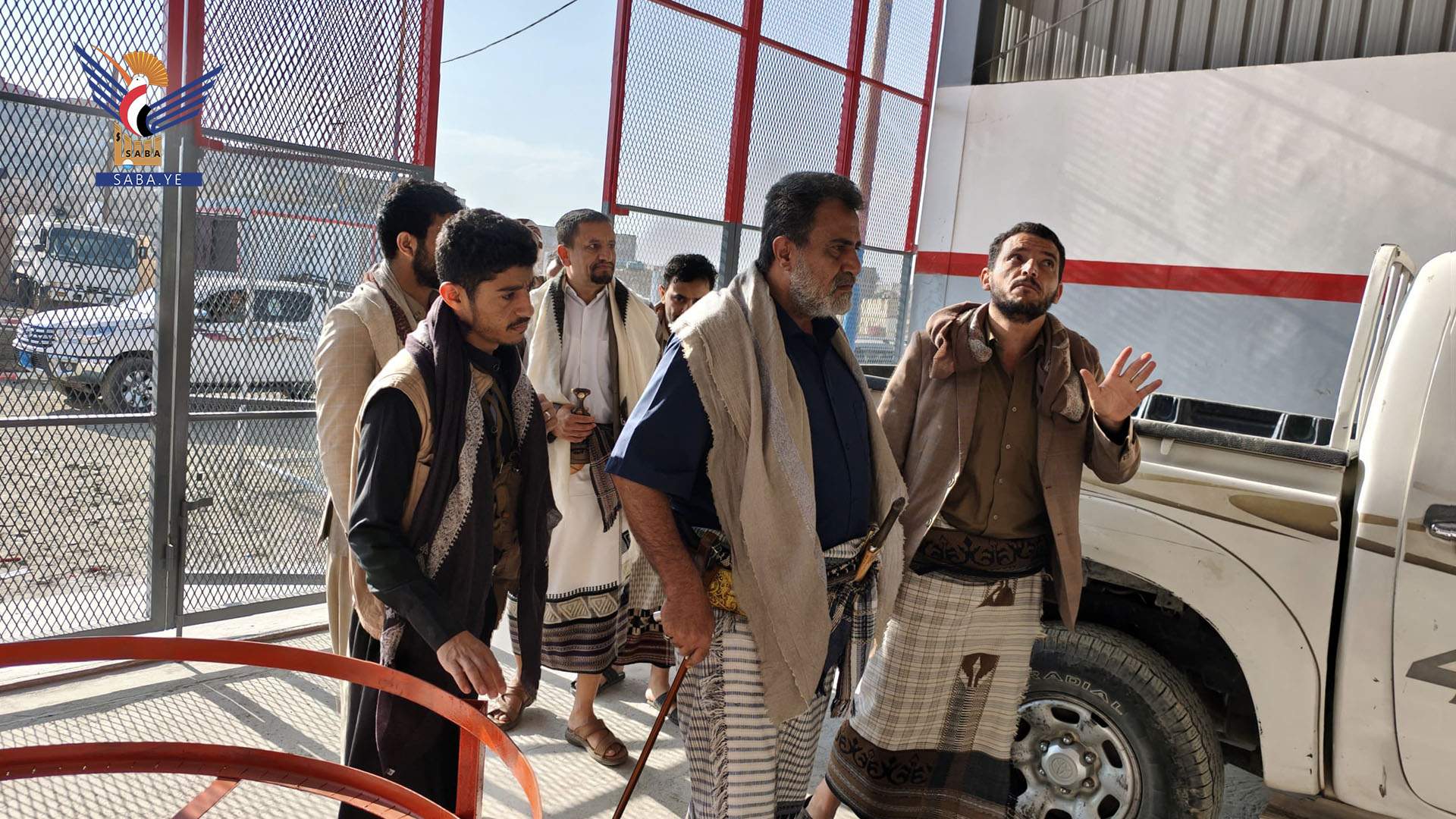 محافظ البيضاء يطلع على مشروع ورشة صيانة معدات صندوق النظافة