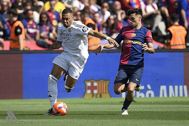 نجم برشلونة: مبابي أفضل لاعب في العالم حالياً