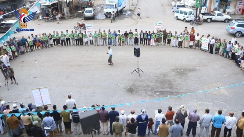 وقفة لموظفي مؤسسة المياه بالحديدة تنديدًا بالإساءات الأمريكية للقرآن الكريم