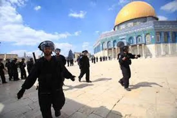 العدو الإسرائيلي يعتقل شابا مقدسيا من المسجد الأقصى ويمنع وصول ذوي إعاقة للصلاة