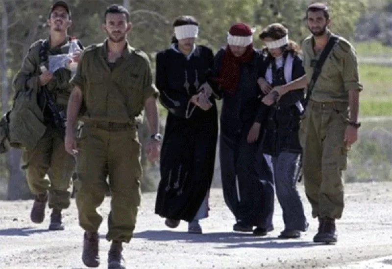 العدو الصهيوني يعتقل 22 فلسطينيًا بينهم تسعة من عائلة واحدة في الضفة