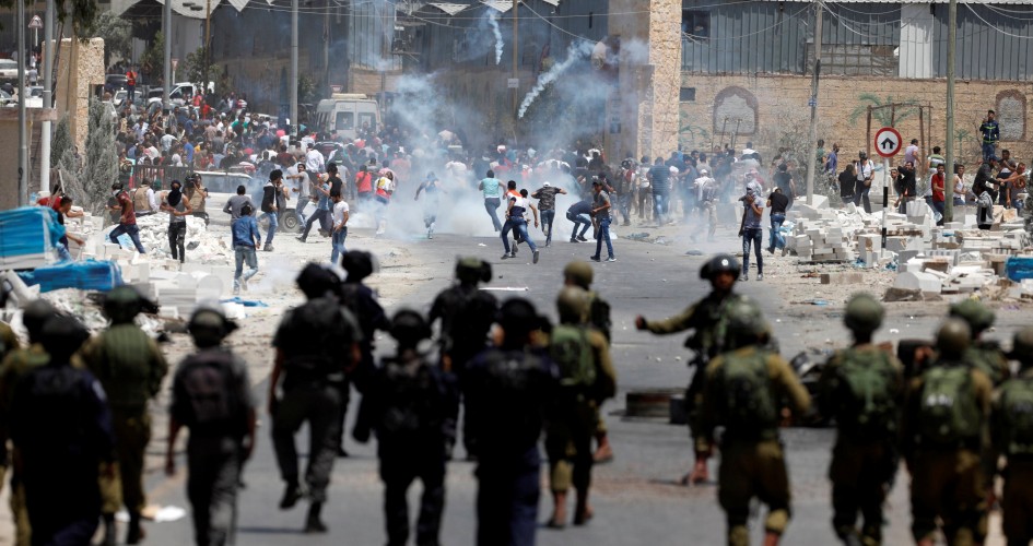 إصابات بالاختناق خلال اقتحام صهيوني بلدة بيت أمر واعتقال فلسطيني في بيت لحم