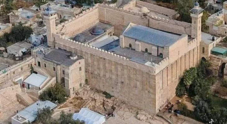 من التقسيم إلى الهيمنة: العدو الإسرائيلي يتقدم نحو فرض سيادته على المسجد الإبراهيمي بالكامل