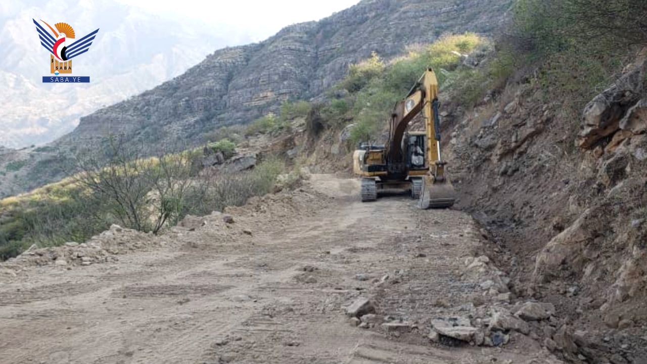 تنفيذ أعمال مسح وتوسعة طريق القلّة وادي سماع في المحويت