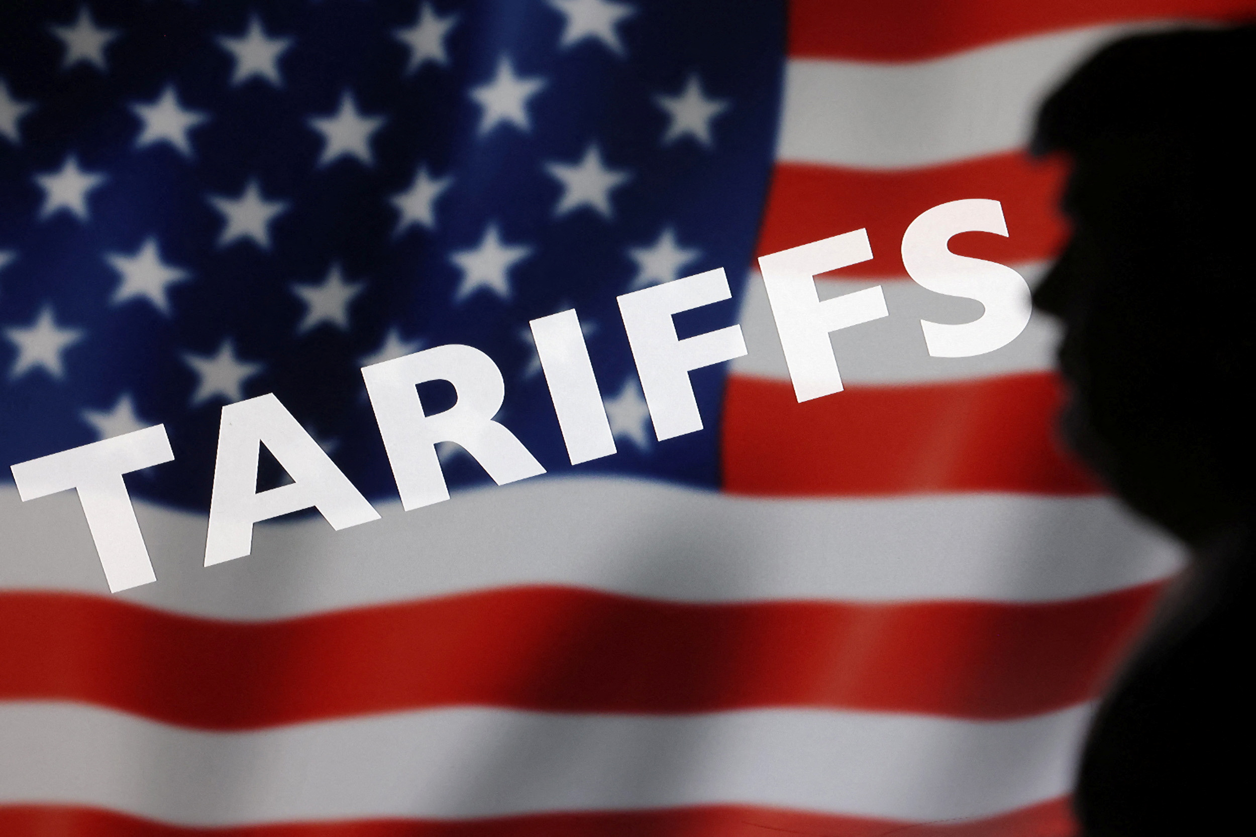 البيت الأبيض: الولايات المتحدة ستنهي بعض الإجراءات الجمركية بعد قرار المحكمة العليا