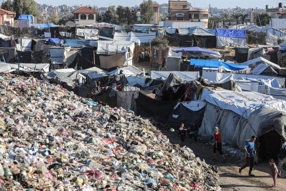 من تحت الركام إلى جوار القمامة.. نازحو غزة يبحثون عن حياة من تحت الركام إلى جوار القمامة.. نازحو غزة يبحثون عن حياة