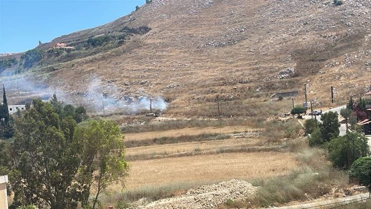لبنان.. العدو الإسرائيلي يستهدف سيارة في كفررمان ويقصف بالمدفعية بلدة دير سريان