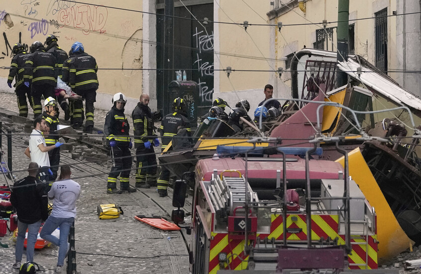 مقتل 15 شخصا وإصابة آخرين بعد خروج قطار عن مساره في البرتغال مقتل 15 شخصا وإصابة آخرين بعد خروج قطار عن مساره في البرتغال
