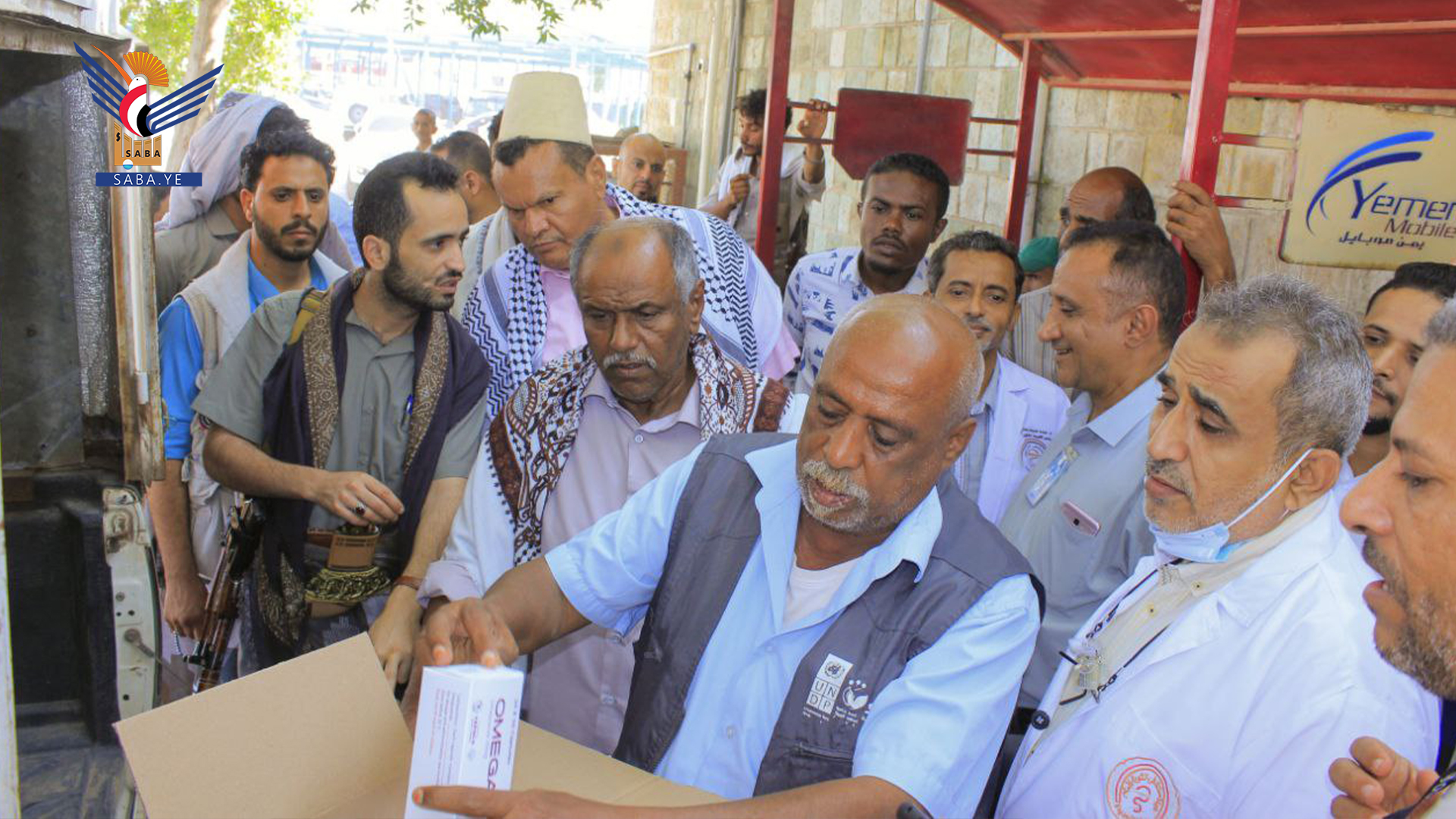 هيئة مستشفى الثورة بالحديدة تتسلم أدوية لمعالجة الاسهالات المائية