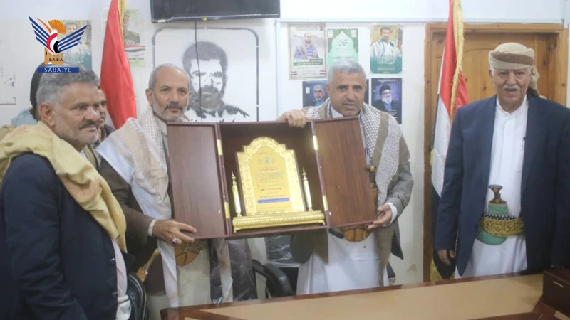 قيادة المنطقة العسكرية الرابعة تكرم قيادتي السلطة المحلية في الضالع وإب