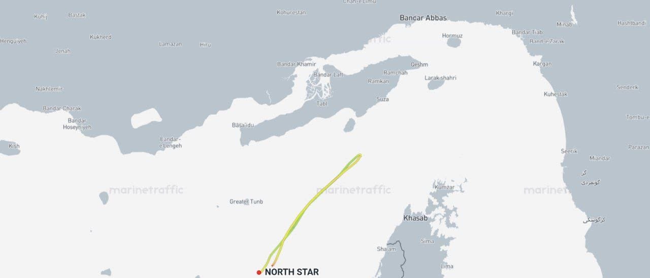 مضيق هرمز تحت سيطرة إيران: سفينة نفط عملاقة تتراجع أمام الحرس الثوري