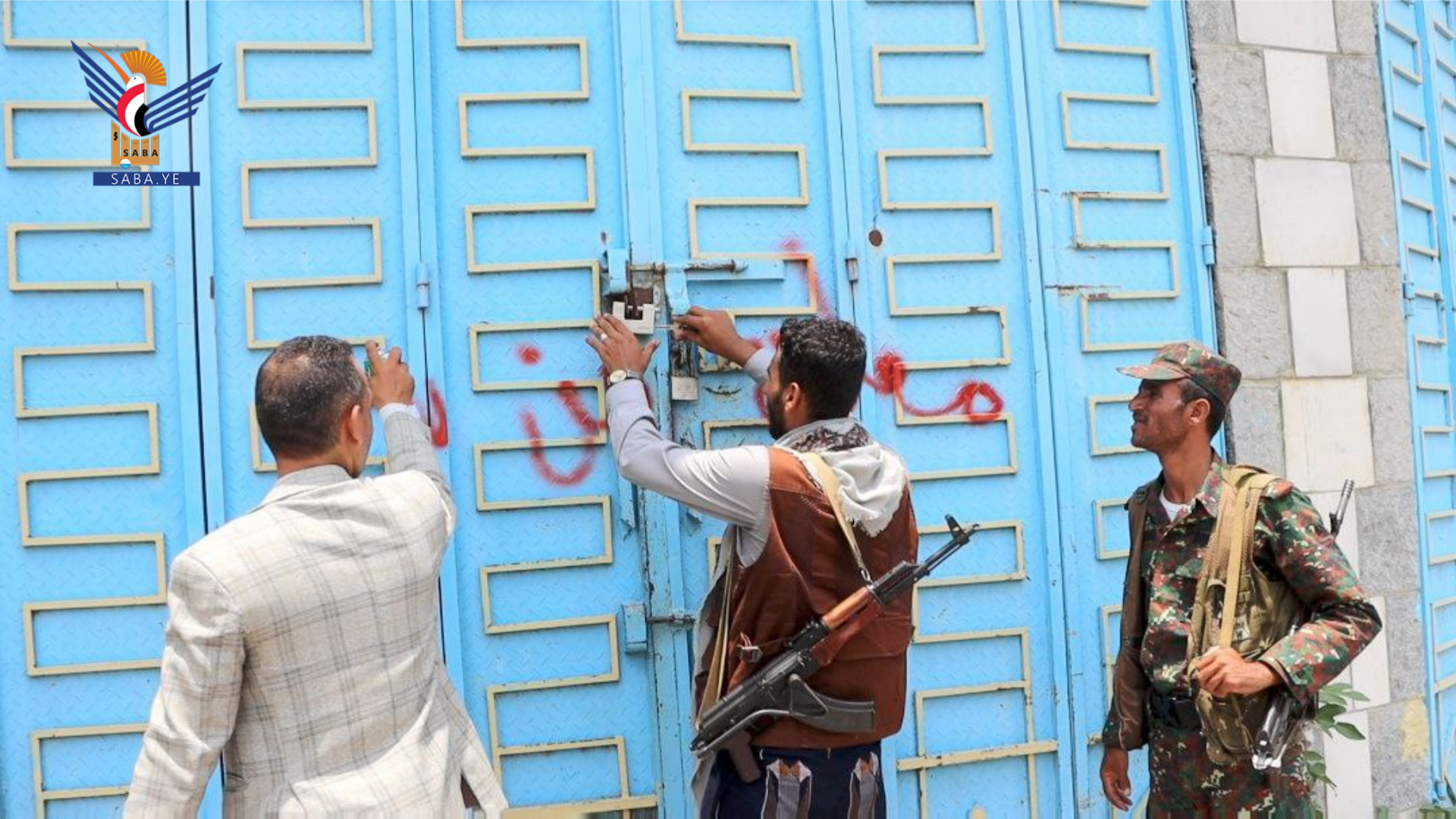 إغلاق محلات تجارية مخالفة وإتلاف مواد منتهية في حجة