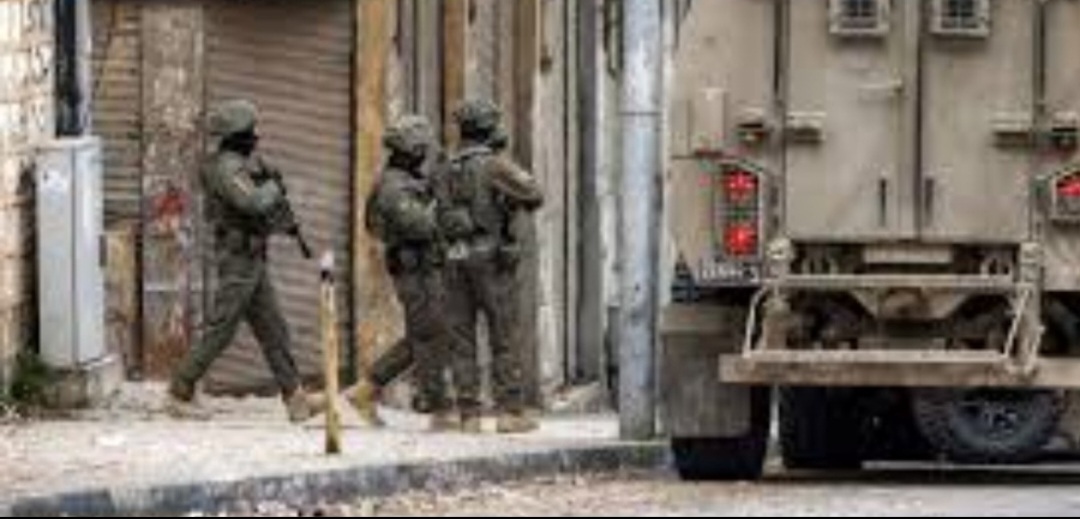 قوات العدو الإسرائيلي تنصب حواجزا و تقتحم عدة بلدات بالضفة الغربية قوات العدو الإسرائيلي تنصب حواجزا و تقتحم عدة بلدات بالضفة الغربية