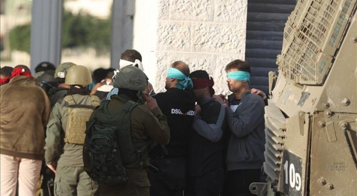 العدو الصهيوني يشن حملة مداهمات ويعتقل سبعة فلسطينيين في الضفة الغربية