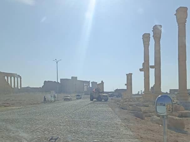 قوات أمريكية تقطع طريق دير الزور دمشق إثر تعرض وفدها لهجوم ووقوع إصابات