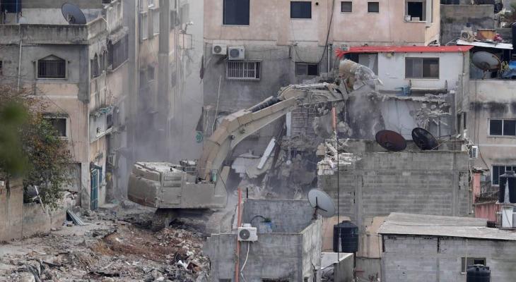 العدو الصهيوني يهدم عدة محال في النقب ويخطر بهدم منزل أسير فلسطيني في عقابا 