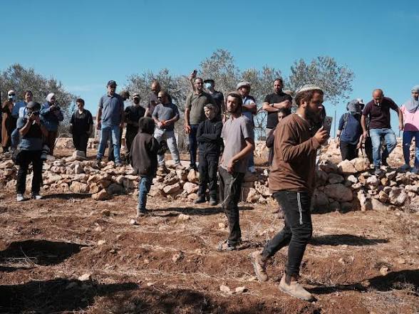 مستوطنون يحرقون مركبة في أبو نجيم وآخرون يختطفون مواطنين من بلدة بيت أولا