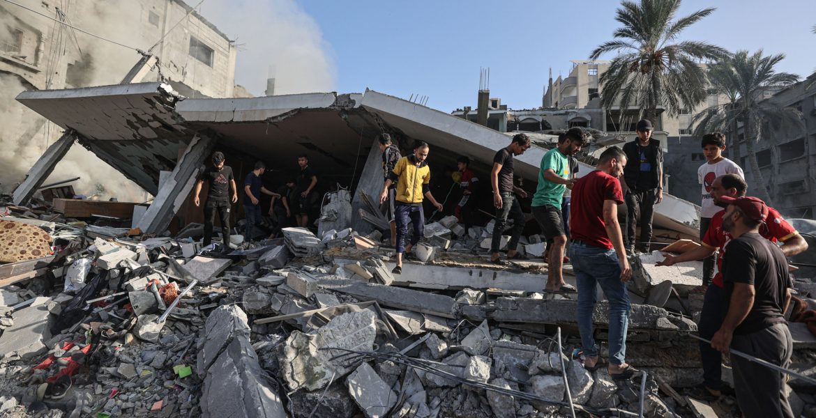 استشهاد 27 فلسطينيا إثر استهداف الاحتلال لمدرسة تؤوي نازحين وسط غزة
