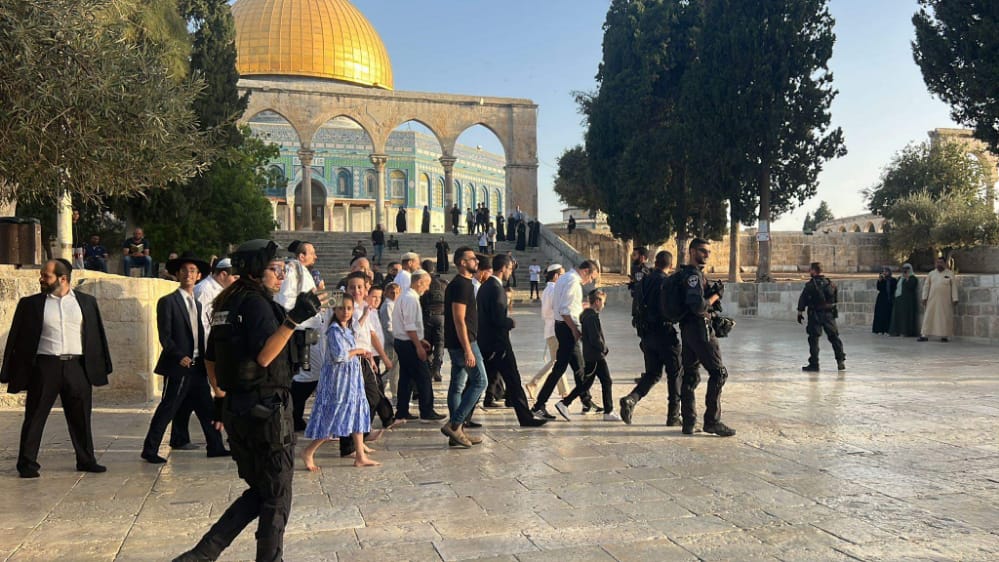 بذريعة الأعياد اليهودية: مستوطنون يقتحمون الأقصى والعدو الاسرائيلي  يفرض إجراءات مشددة في القدس