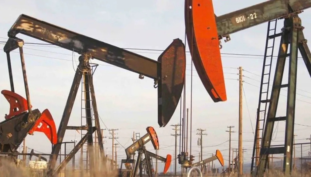 تراجع النفط وسط تقييم مخاطر الإمدادات