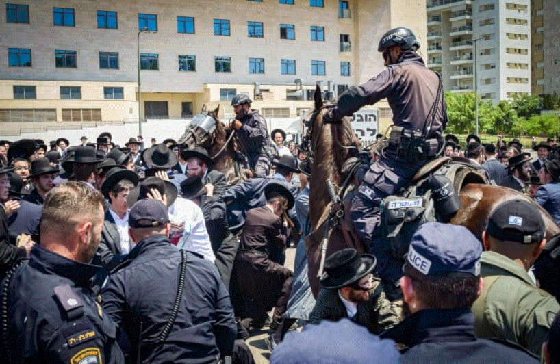 مواجهات بين "الحريديم" وشرطة العدو الصهيوني احتجاجاً على التجنيد