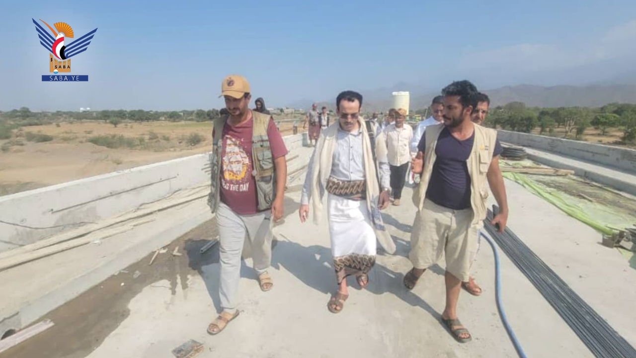 وزير المالية يتفقد سير العمل في جسر الكدن بمحافظة الحديدة