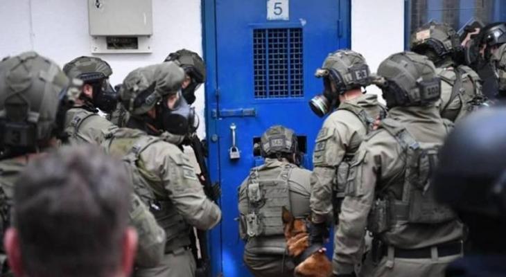 العدو الصهيوني يصدر قرارات اعتقال إداري بحق 56 أسيراً فلسطينياً