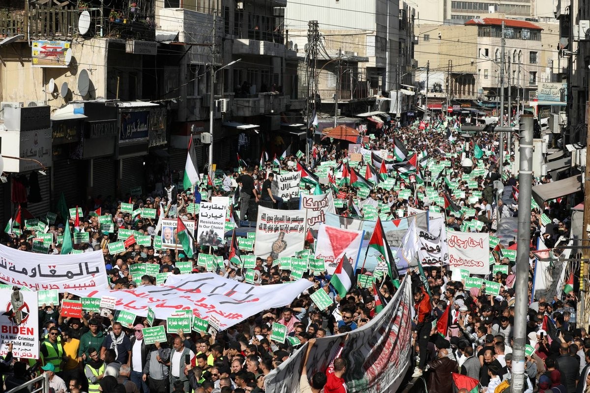  آلاف الأردنيين يشاركون في مسيرة دعما للشعب الفلسطيني