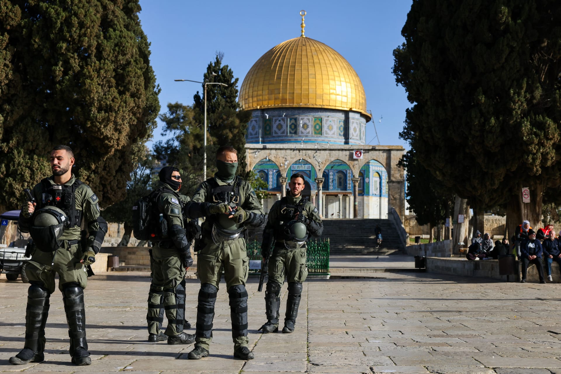 المجرم نتنياهو ورئيس الأرجنتين يقتحمان محيط المسجد الأقصى لتأدية طقوس تلمودية
