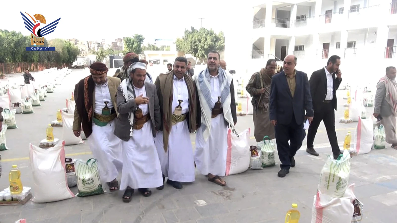 بادر والسياني والمداني يدّشنون توزيع السلال الغذائية ودعم المطابخ خيرية في مديرية آزال