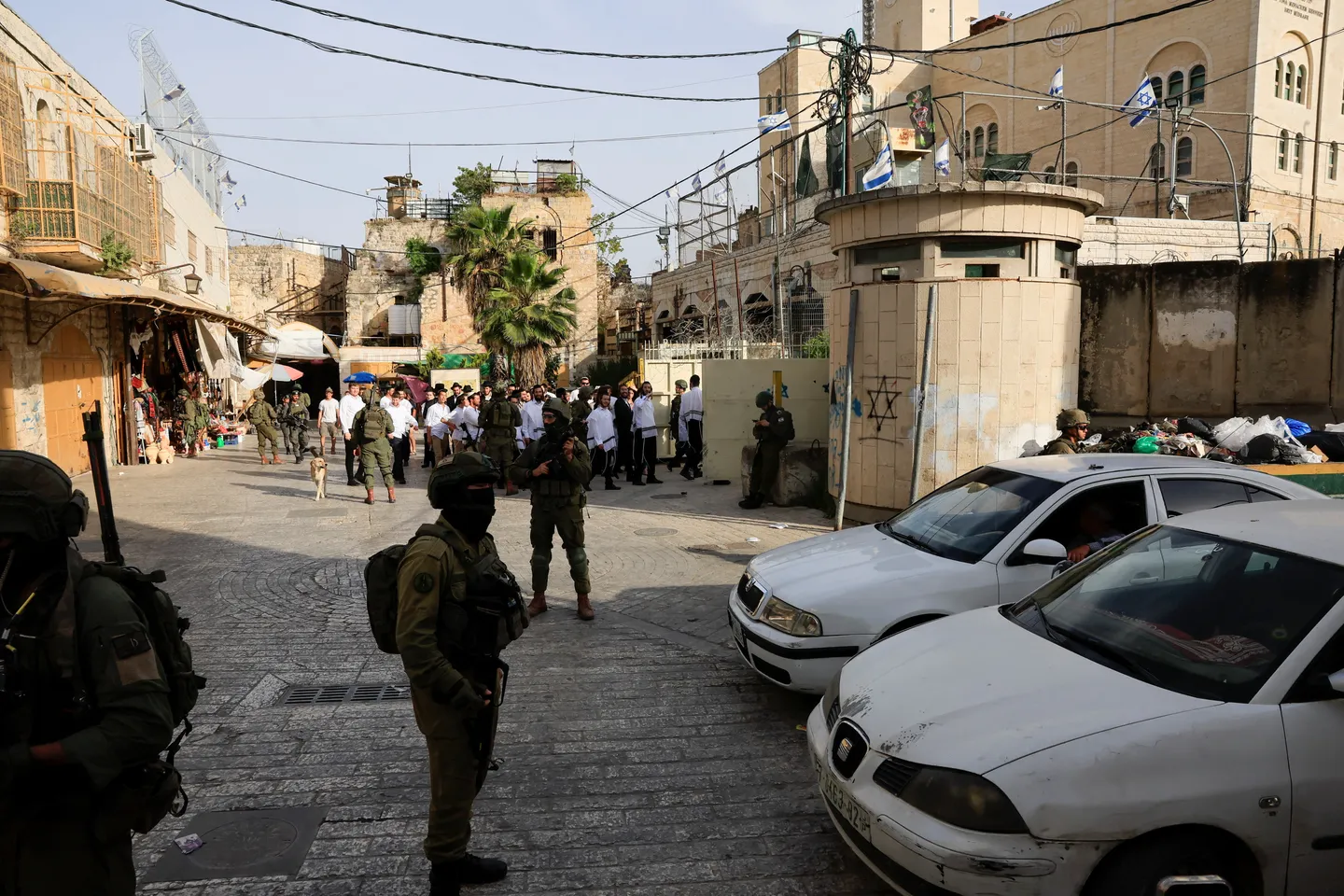 العدو الإسرائيلي يعتقل 14 فلسطينيا خلال اقتحام قواته عدة مناطق في الضفة