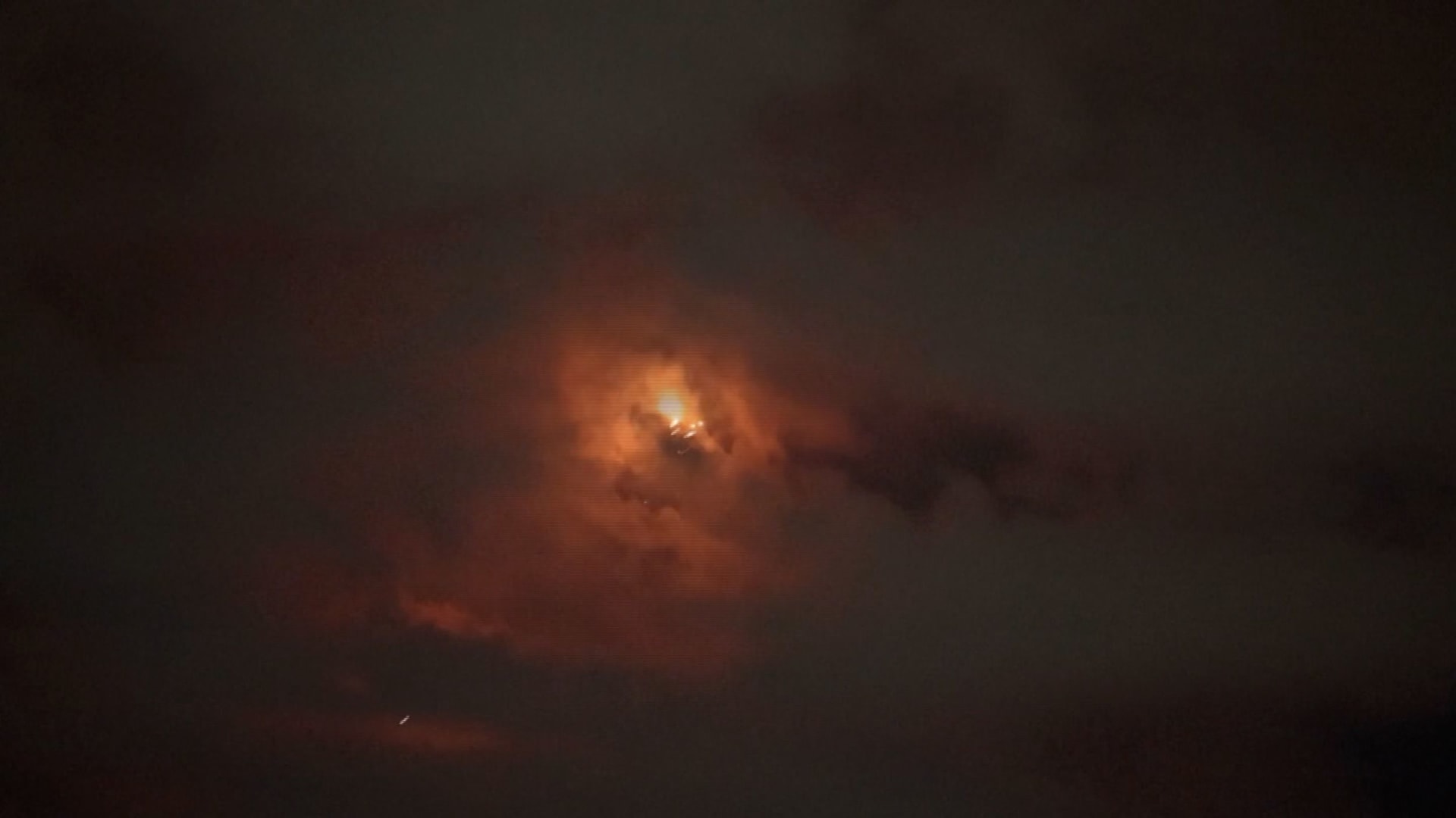 زيلينسكي: روسيا هاجمت أوكرانيا بحوالي 500 طائرة مسيرة و40 صاروخا خلال الليلة الماضية