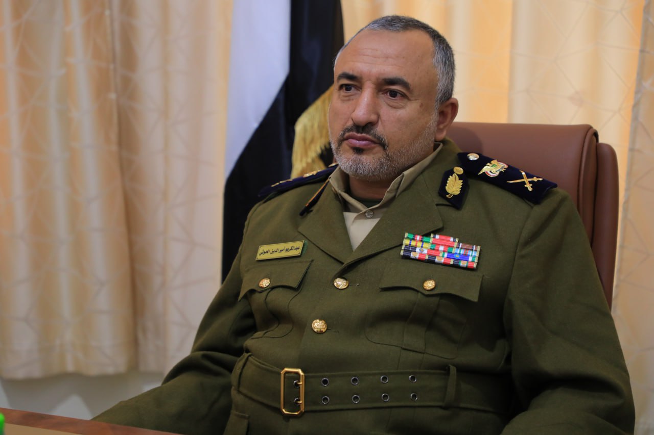 وزير الداخلية يهنئ قائد الثورة والرئيس المشاط بحلول شهر رمضان