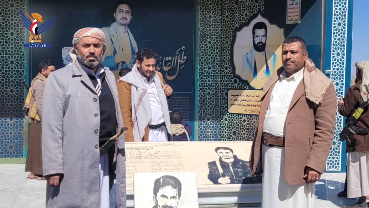 قيادات ومشايخ من مديريتي آزال ومعين تزور ضريح الشهيد القائد بصعدة