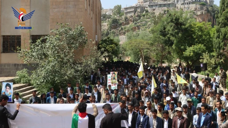 مسيرة بجامعة حجة تحت شعار "مع غزة.. يمن الإيمان في جهاد وثبات واستنفار"