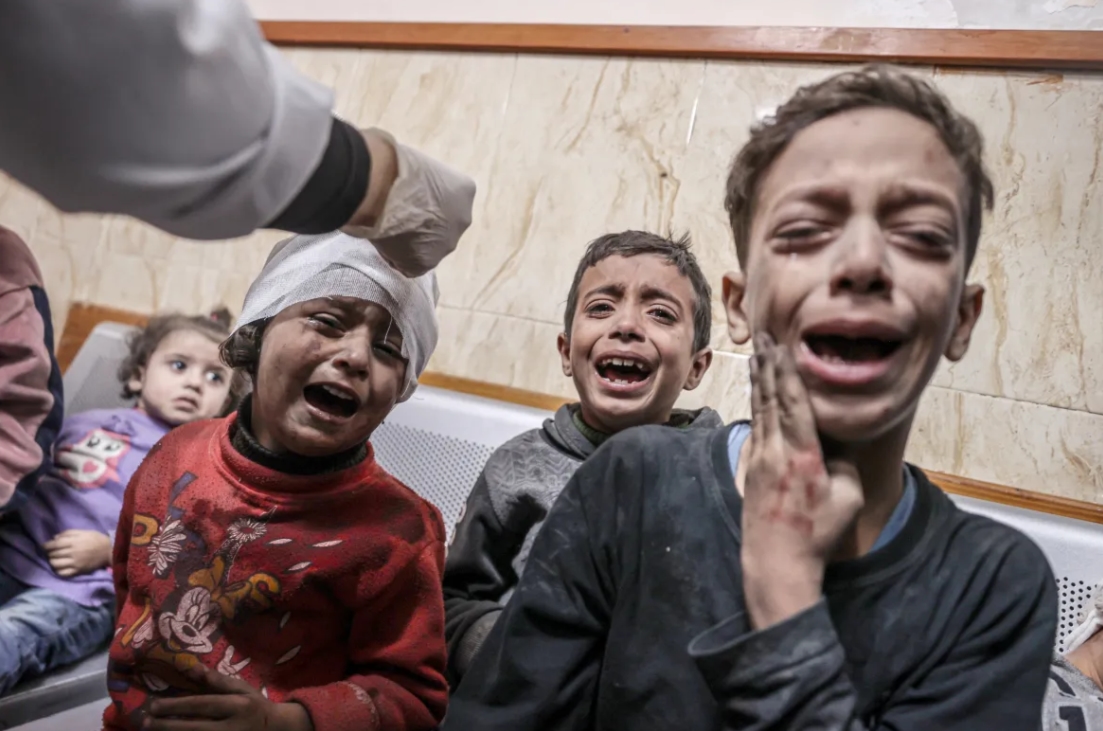 استشهاد سبعة فلسطينيين بينهم منتظرو مساعدات في مدينة غزة وخان يونس