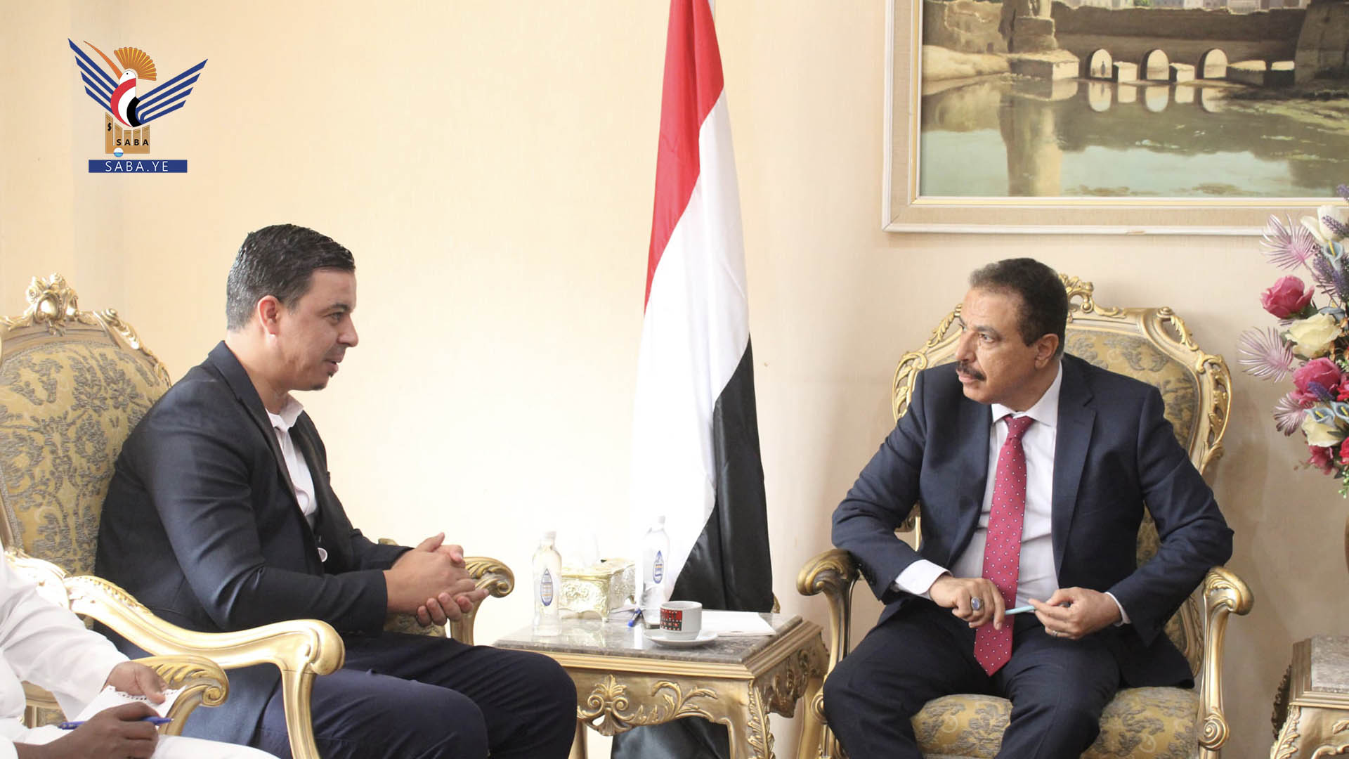 وزير الخارجية يلتقي مدير مكتب منظمة العون المباشر بصنعاء