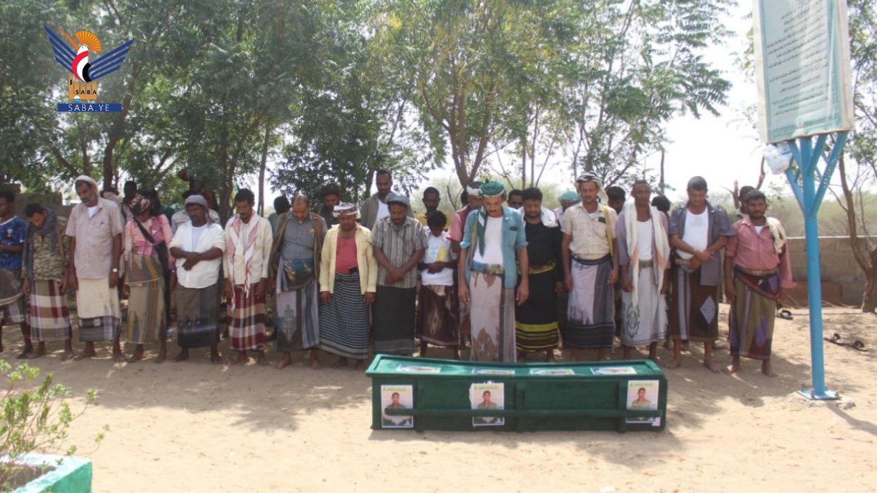 تشييع جثمان الشهيد أحمد أحدب بمديرية الدريهمي بالحديدة