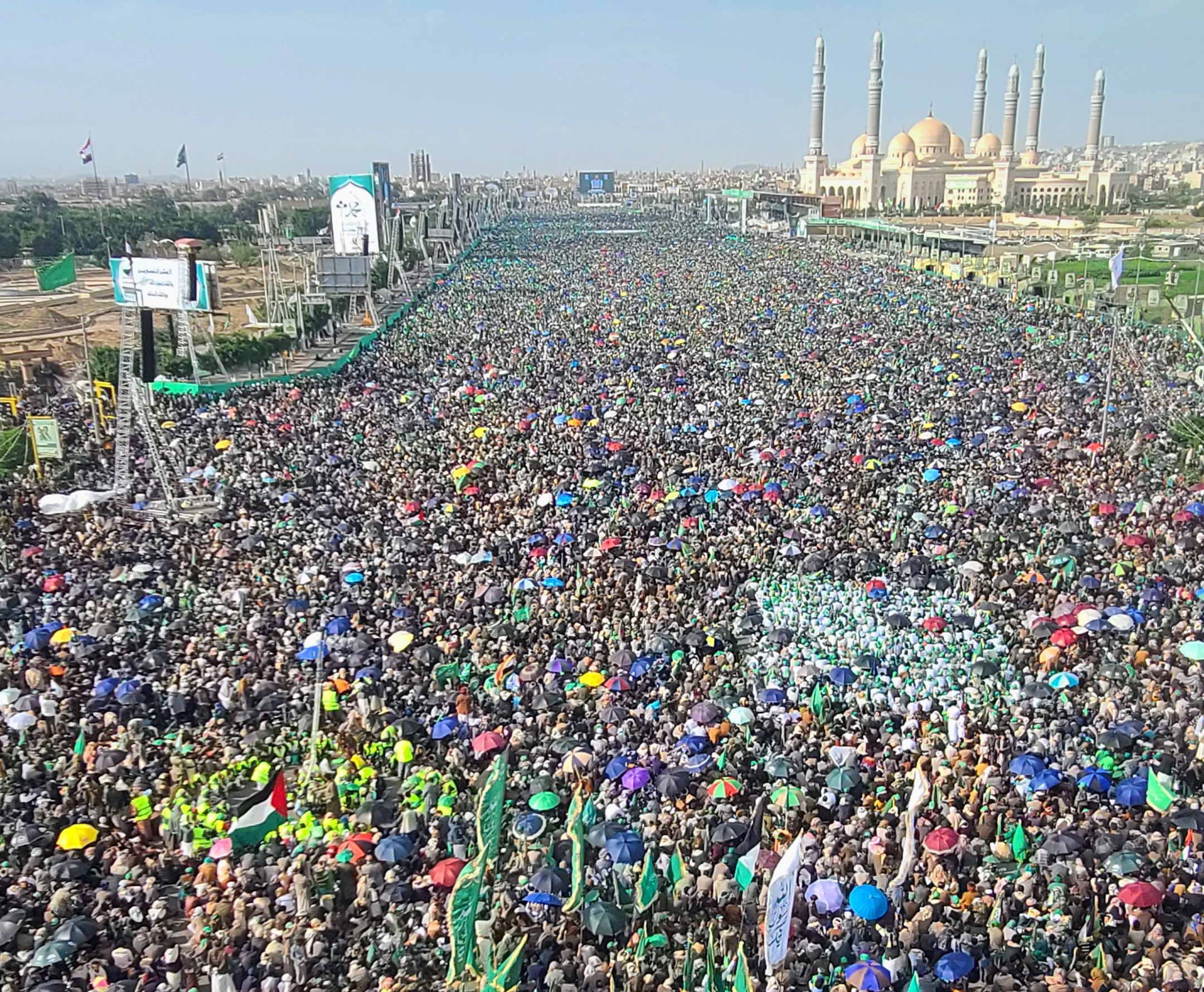 بحشود ملايينية هي الأكبر على الإطلاق اليمنيون يبهرون العالم بإحياء المولد النبوي الشريف بحشود ملايينية هي الأكبر على الإطلاق اليمنيون يبهرون العالم بإحياء المولد النبوي الشريف