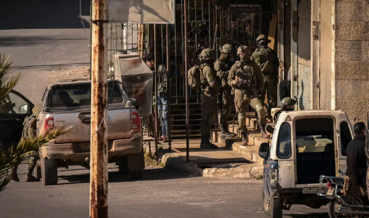 قوات العدو الإسرائيلي تنفذ توغلاً وتعتقل شابين في ريف درعا جنوبي سوريا