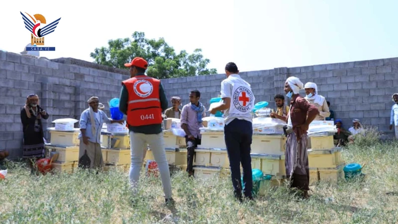 تدشين توزيع أدوات السلامة المهنية للنحالين المتضررين من السيول الحديدة