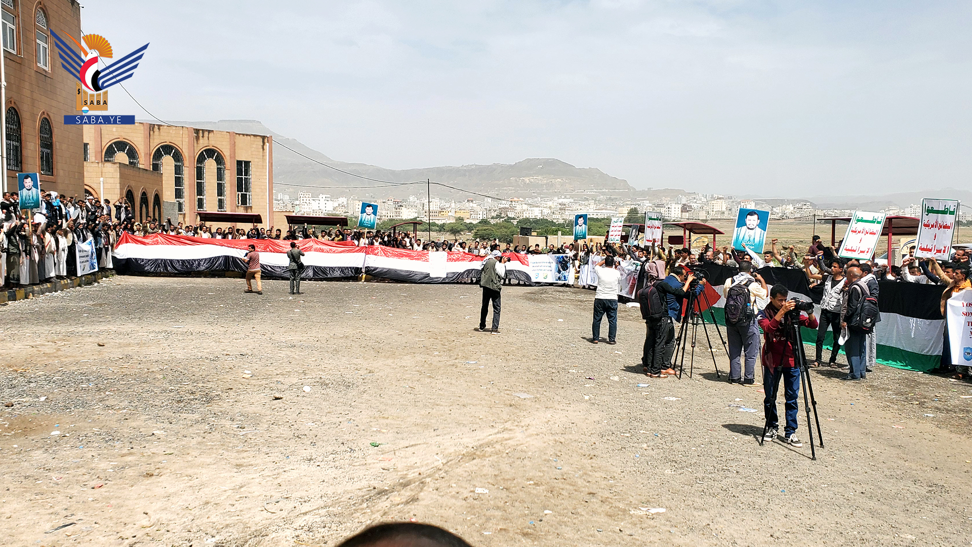 وقفة في كلية طب الأسنان بجامعة صنعاء للتضامن مع طلبة الجامعات الأمريكية والأوروبية