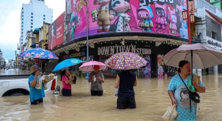 الفيضانات تجبر الآلاف على النزوح عن 7 ولايات ماليزية