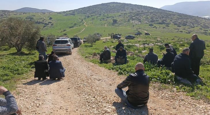 العدو الإسرائيلي يحتجز صحفيين ويعتدي عليهم شرق طوباس